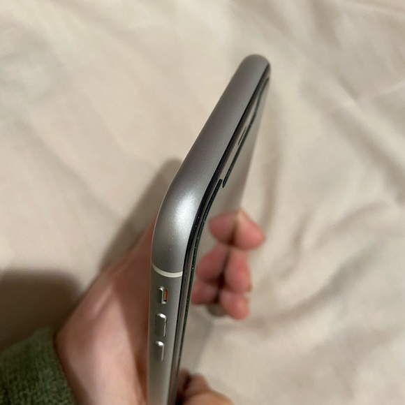 iPhone 11 128GB White Unlocked - Picture 4 of 5